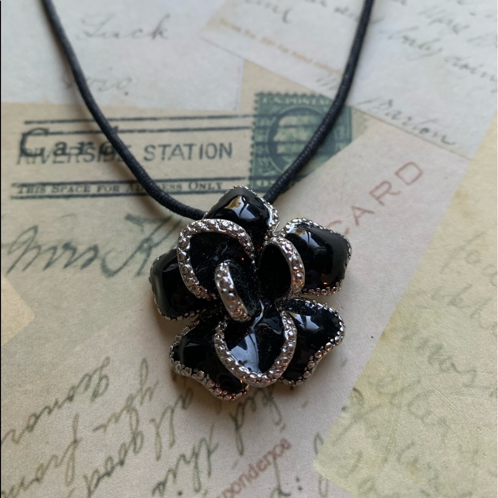 Gorgeous Black Enamel & Silver Tone Metal Flower Floral Collar Necklace Choker